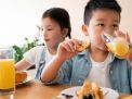 Anak Suka Jajan Sembarangan? Begini Caranya Supaya Si Kecil Terbiasa Konsumsi Makanan Bergizi