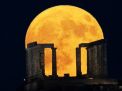 Bulan purnama "Biru" terlihat indah di belakang Kuil Poseidon di Tanjung Sounio, sebelah selatan Athena, Yunani.