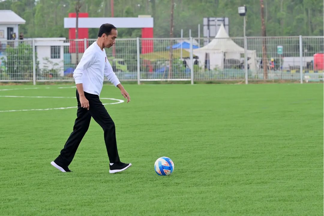 jokowi_nendang_bola