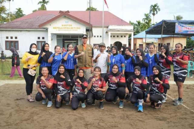 Pj Bupati Bachyuni Main Voli dengan Emak Emak Di Desa Betung