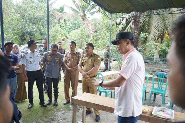 Pj Bupati Bachyuni Tinjau Kondisi TPS yang Berbatasan Langsung dengan Provinsi Sumatera Selatan