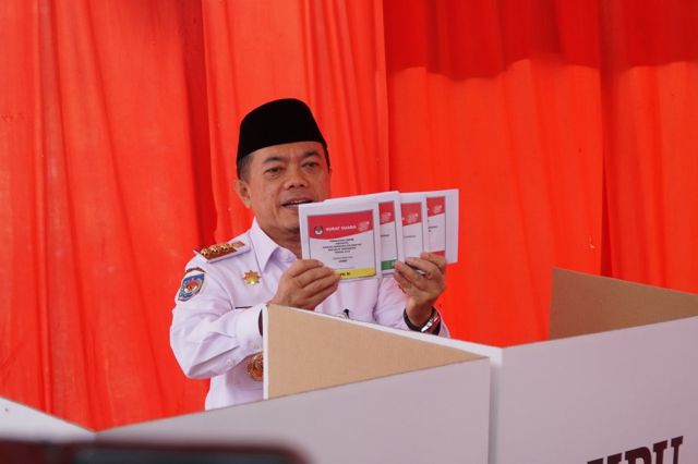 Pindah Domisili Kota Jambi, Gubernur Jambi Al Haris Gunakan Hak Pilihnya di TPS 32 Rawasari