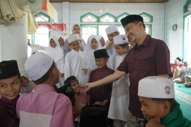 Pj Bupati Bachyuni Beri Santunan ke Anak Yatin dan Dhuafa