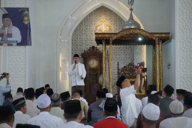 Pj Bupati Bachyuni Salat Idul Fitri Bersama di Masjid Agung Al Arbor