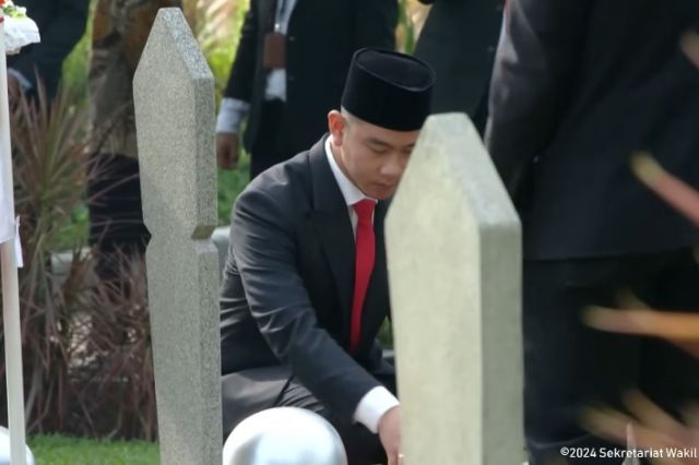 Momen Wapres Gibran Rakabuming Raka Lakukan Prosesi Tabur Bunga di Makam Pahlawan TMP Kalibata