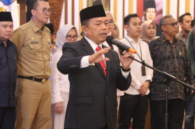 Gubernur Al Haris Serahkan 376 Beasiswa Dumisake sebagai Dukungan Pendidikan