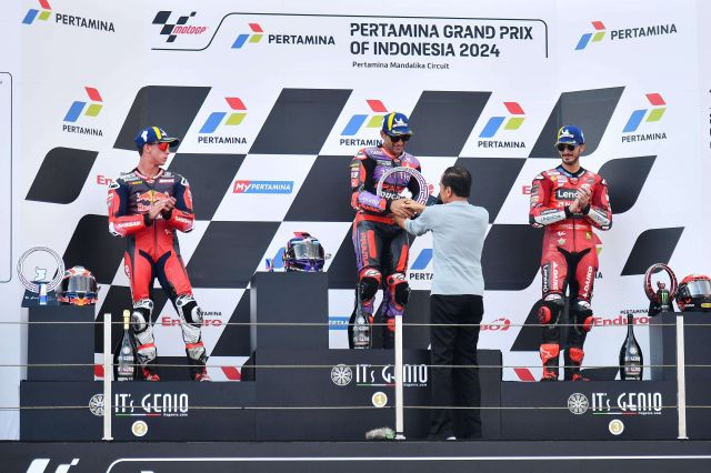 Presiden Jokowi Serahkan Trofi ke Juara MotoGP Mandalika