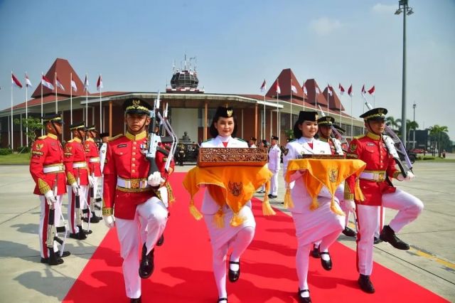 Begini Penampakan Kirab Bersejarah: Duplikat Bendera Pusaka dan Teks Proklamasi Tiba di Ibu Kota Nusantara