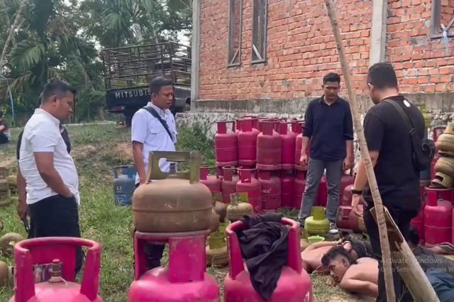 Penggerebekan Gudang Oplosan Gas Subsidi di Muaro Jambi, Tiga Pelaku Dibekuk Polda Jambi