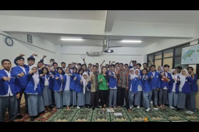 Coach Priska Sahanaya Menyampaikan Tips Public Speaking di SMK 1 Barunawati