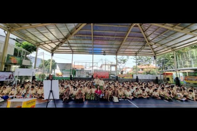 Coach Priska Sahanaya Gelar Workshop Public Speaking Bersama PRONAS, SINOTIF, dan UOB di SMP Katolik Sang Timur