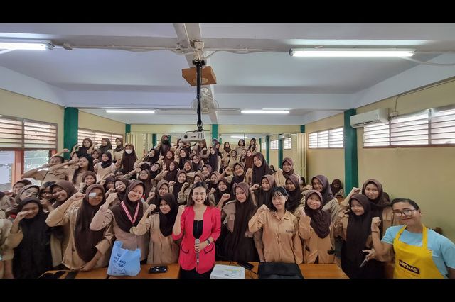 Coach Priska Sahanaya Mengadakan Pelatihan Presentasi di SMK Tunas Harapan Bersama Pronas: Membangun Kepercayaan Diri dalam Public Speaking