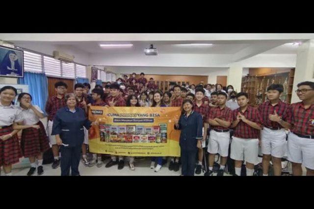 Coach Priska Sahanaya Mengupas Teknik Public Speaking di SMP Tarakanita 5 bersama PRONAS