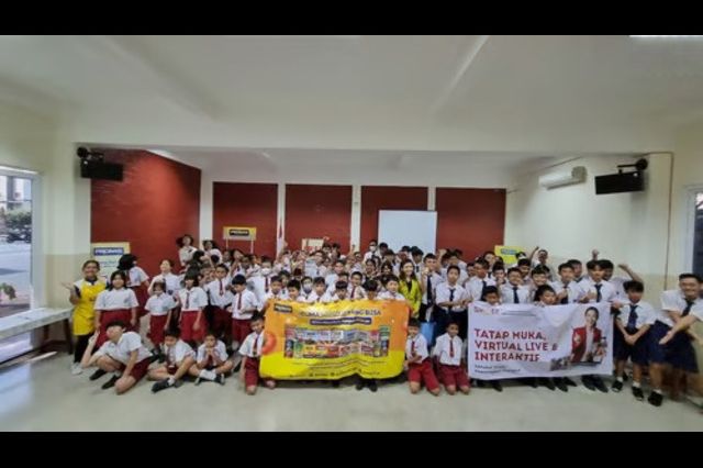 Menguasai Public Speaking dengan 4 Teknik Presentasi Ampuh Bersama Priska Sahanaya, Pronas, dan Sinotif di SD dan SMP Sint. Joseph