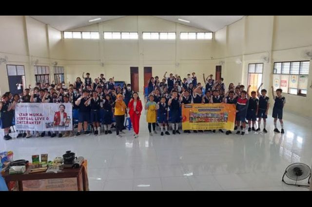 Pelatihan Public Speaking di SD dan SMP Tarsisius 2 oleh Coach Priska Sahanaya, PRONAS, SINOTIF, dan AGATIS