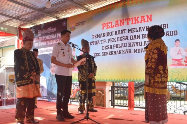 Pj Bupati Muaro Jambi Hadiri Pelantikan dan Pengukuhan Ketua TP-PKK Desa dan Bunda Paud di Desa Pulau Kayu Aro