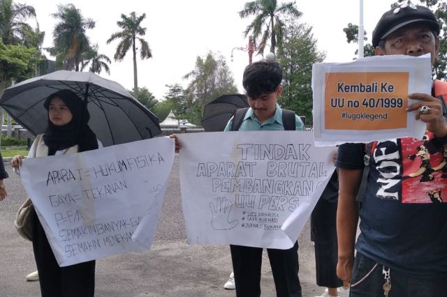 Poto-poto Jurnalis Jambi Gelar Demo, Tolak RUU Penyiaran ke Gedung DPRD Provinsi