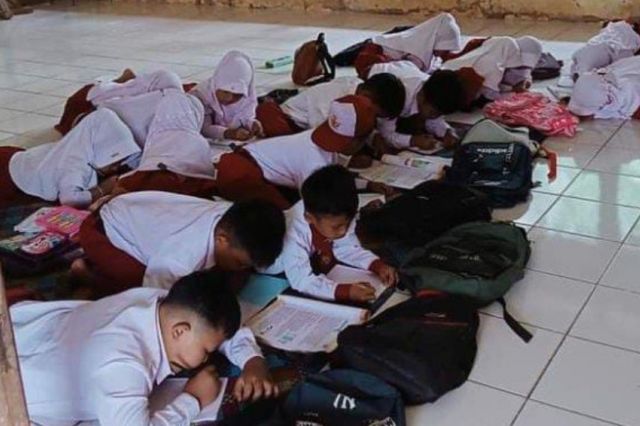 Miris! Siswa SDN 047/VIII Tebo Terpaksa Belajar Tengkurap karena Kekurangan Fasilitas