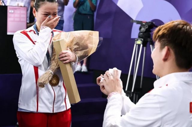 Olimpiade Paris 2024: Momen Manis Huang Yaqiong, Raih Emas dan Dapat Lamaran Romantis di Tengah Lapangan