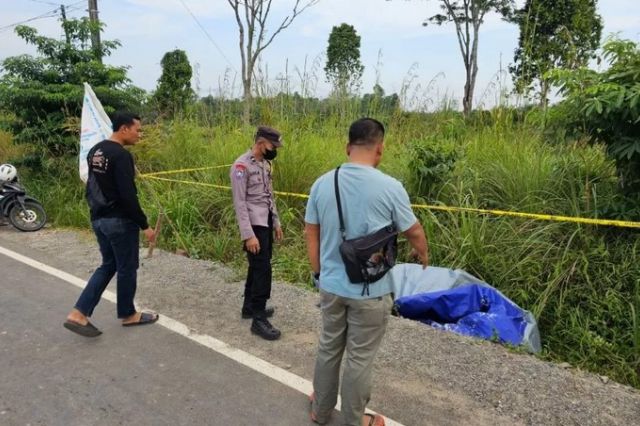 Geger! Mayat Tanpa Identitas Ditemukan di Pinggir Jalan Muaro Jambi, Diduga Dibunuh Secara Sadis