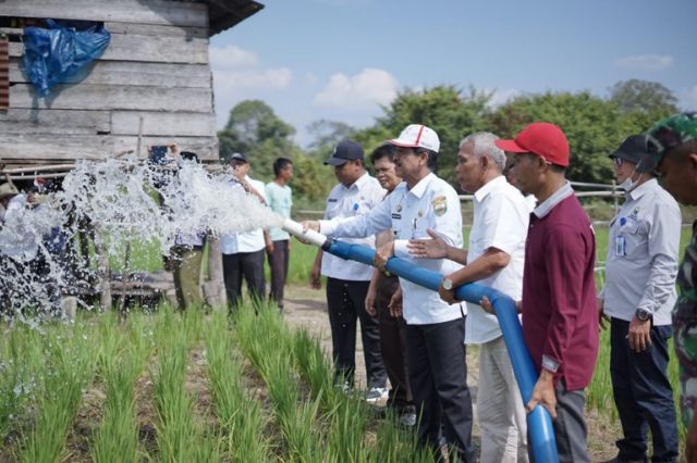 Pj Bupati Muaro Jambi Serahkan Bantuan Mesin Pompa Air untuk Petani Terdampak Kemarau