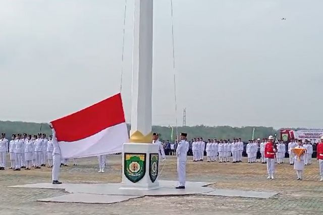 Bendera Merah Putih Terbelit di Upacara HUT ke-79 RI: Paskibraka Bungo Tampil Heroik dalam Menyelesaikan Insiden!