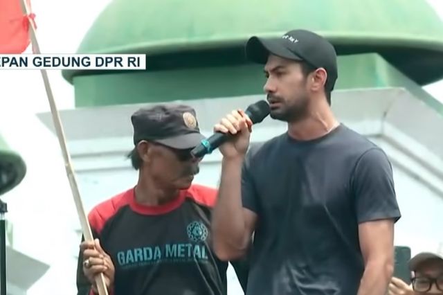 Panas! Reza Rahadian Serukan Aksi di Depan DPR untuk Lawan Revisi UU Pilkada