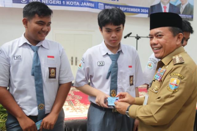 Gubernur Jambi Al Haris Serahkan Bantuan Dumisake untuk 1.259 Siswa Tidak Mampu di Kota Jambi