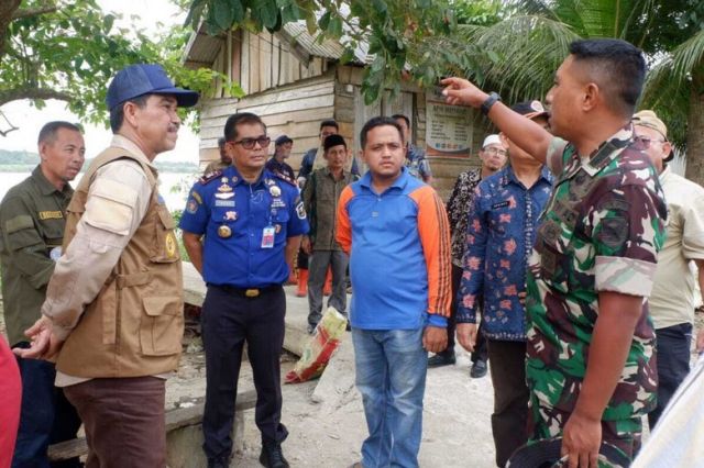 Pj Bupati Muaro Jambi, Tinjau Posko Penanganan Karhutla di Kumpeh dan Berikan Bantuan Sembako serta Masker