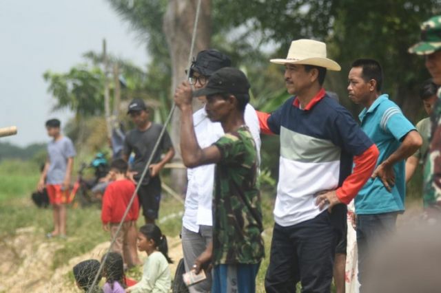 Masyarakat Desa Sumber Jaya Meriahkan Tradisi Bekarang di Danau Padi, Pj Bupati Apresiasi Kegiatan yang Mendukung Pariwisata