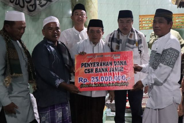 Gubernur Jambi Al Haris Gelar Subuh Keliling di Masjid Tertua Merangin, Serahkan Bantuan CSR dan Santuni Anak Yatim