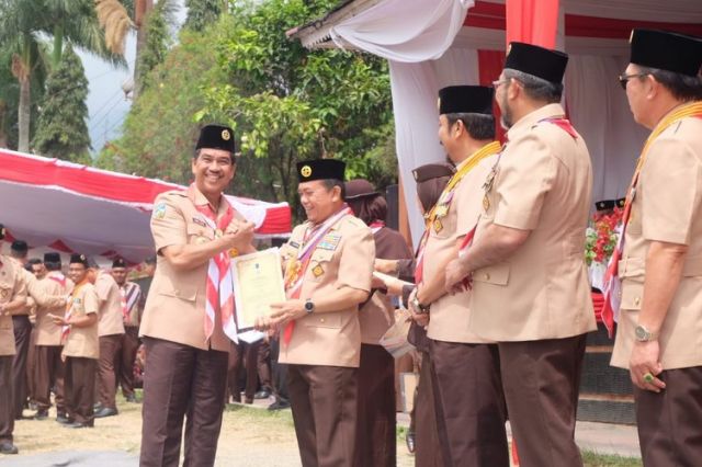 Gubernur Jambi Serahkan Penghargaan Lencana Pancawarsa III kepada Pj. Bupati Muaro Jambi