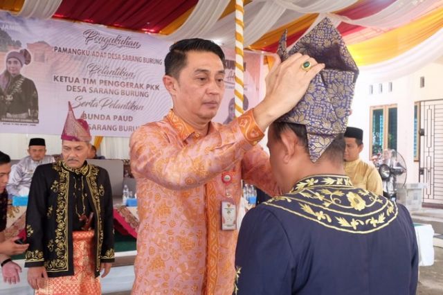 Pj Bupati Bachyuni Kukuhkan Pemangku Adat Sebagai Datuk Penghulu di Desa Sarang Burung