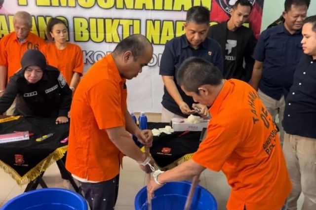 Musnahkan 4 Kg Sabu Senilai 5,3 Miliar! Langkah Polda Jambi untuk Keamanan Publik, Tangkap 1 wanita