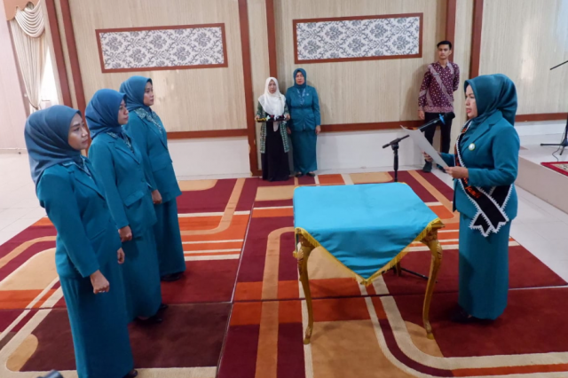 Habibah Najmi Lantik Ketua TP PKK Kecamatan dan Bunda PAUD di Muaro Jambi