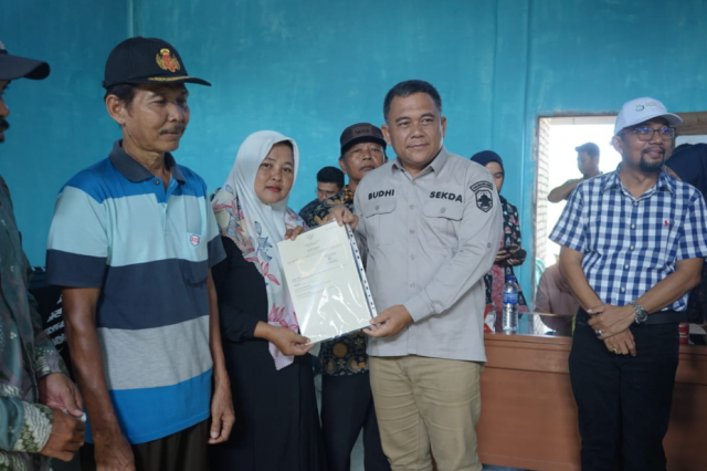 Penyerahan Sertifikat Tanah Program Redistribusi Resmi Dilakukan di Muaro Jambi