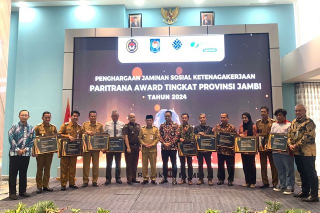 Gubernur Al Haris Beri Penghargaan Paritrana Award Tingkat Provinsi Jambi