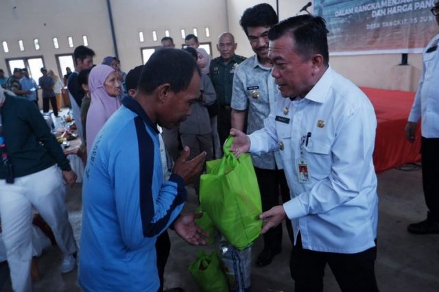 Pj Bupati Muaro Jambi Dampingi Gubernur Jambi Al Harris Bagikan Gerakan Pangan Murah di Desa Tangkit