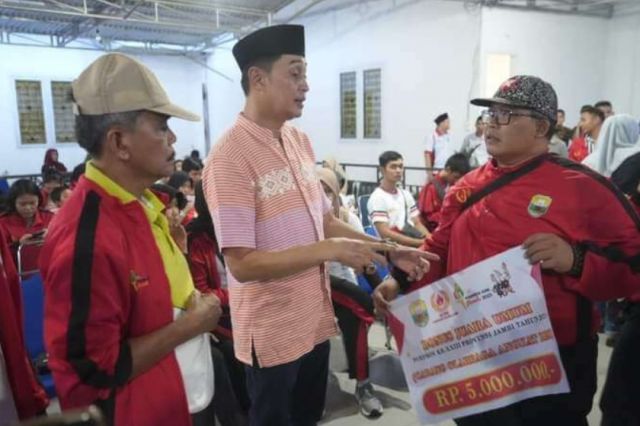 Jelang Lebaran, Pj Bupati Bachyuni Berikan Bonus Kepada Atlet Muaro Jambi 