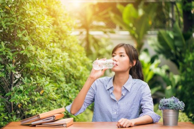 Bisa Berbahaya! Jangan Minum Minuman Ini Saat Cuaca Sedang Panas