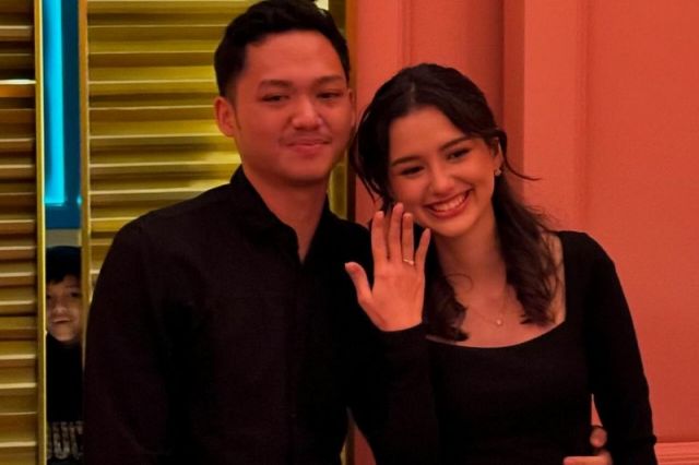 Romantis! Azriel Hermansyah Lamar Sarah Menzel di Hari Ulang Tahunnya yang Ke-24