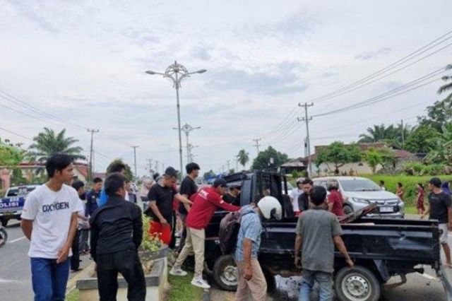 Pecah Ban, Hilang Kendali: Pick Up Hantam Median Jalan di Muaratebo