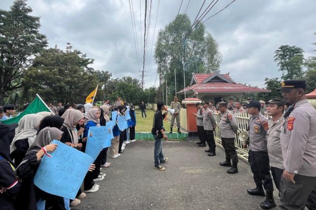 Mahasiswa Geruduk Kantor Bupati Bungo: 'Thoriq 2 Bulan Haji', Bupati Kapan Tepati Janji?'