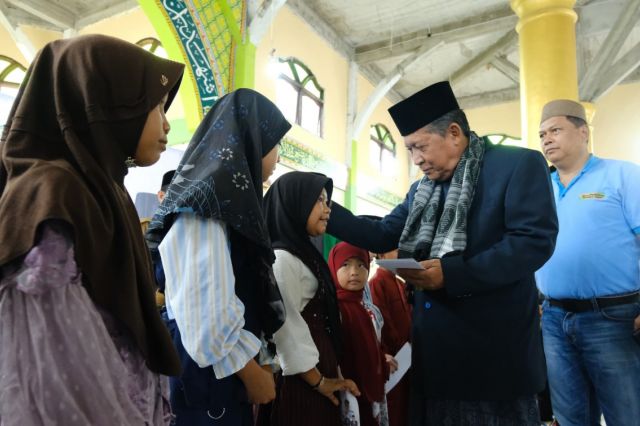 Semarak Muharram, Wagub Sani Santuni 175 Anak Yatim Se-Kecamatan Betara