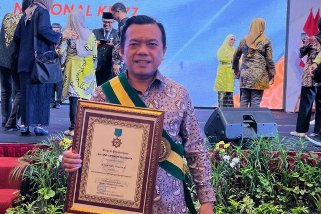 Gubernur Al Haris Terima Penghargaan Bintang Abhinaya Jagadhita dari Dekopin 