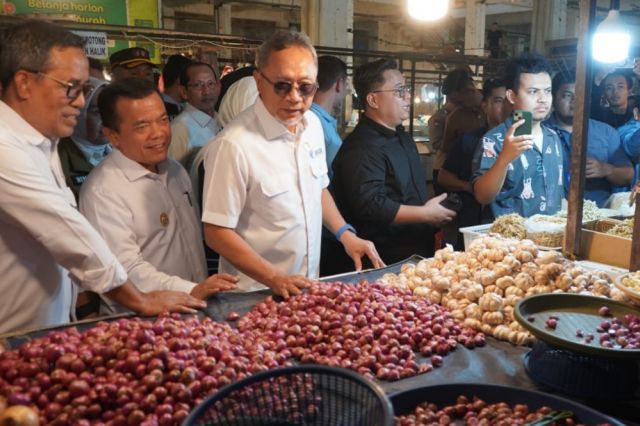 Gubernur Jambi Dampingi Mendag Zulkifli Hasan Tinjau Pasar Talang Banjar