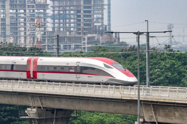 Belasan Perjalanan Kereta Cepat Whoosh Jakarta-Bandung Dibatalkan Akibat Gempa