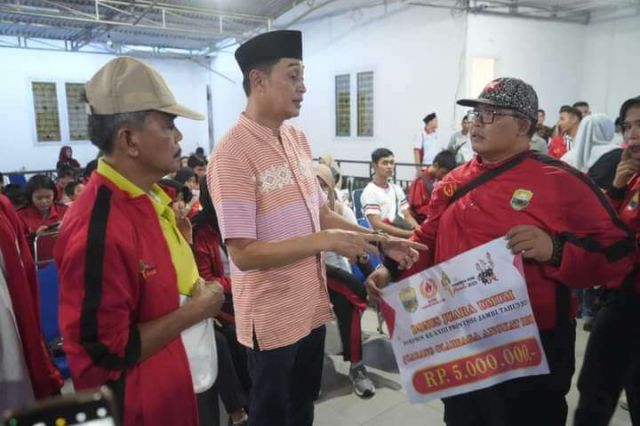 Jelang Lebaran, Pj Bupati Bachyuni Berikan Bonus Kepada Atlet Muaro Jambi