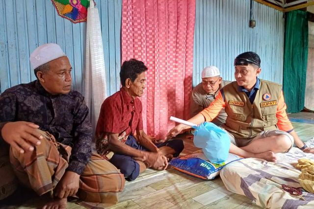 Pj Bupati Bachyuni Serahkan Bantuan ke Korban Banjir