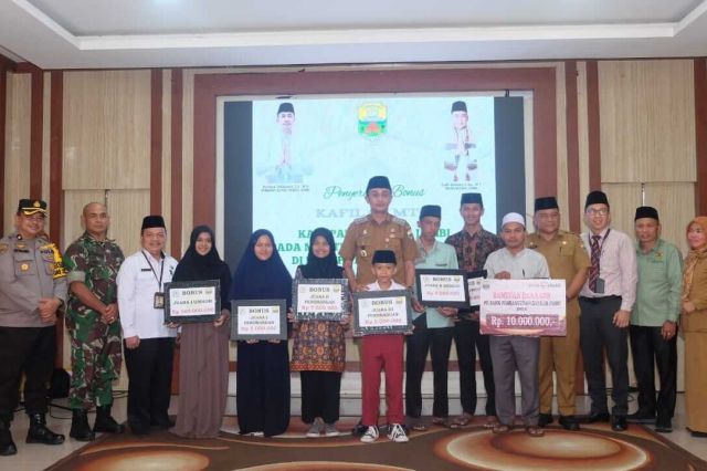 Pj Bupati Bachyuni Serahkan Bonus Kafilah MTQ Tingkat Provinsi